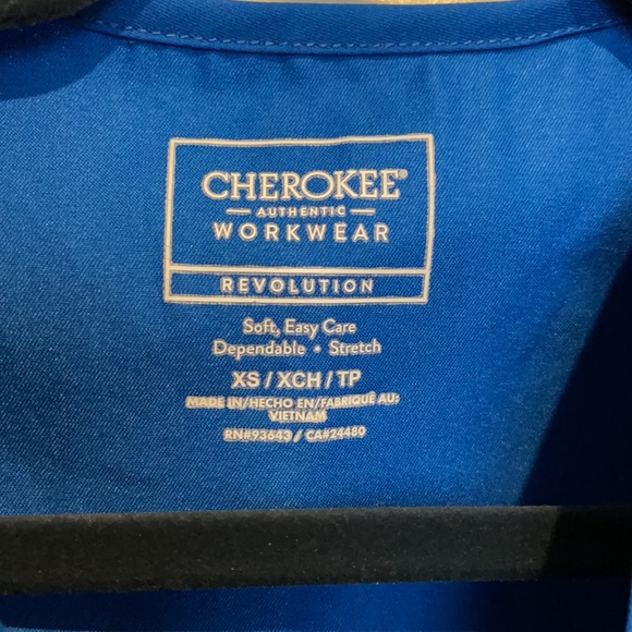 NEVERWORN. Cherokee UNISEX scrub top. - Picture 2 of 8